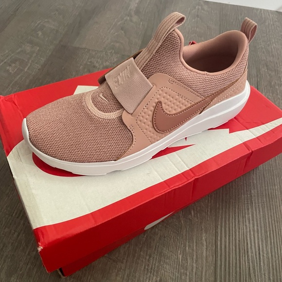 Nike slip on sneaker - Picture 1 of 2